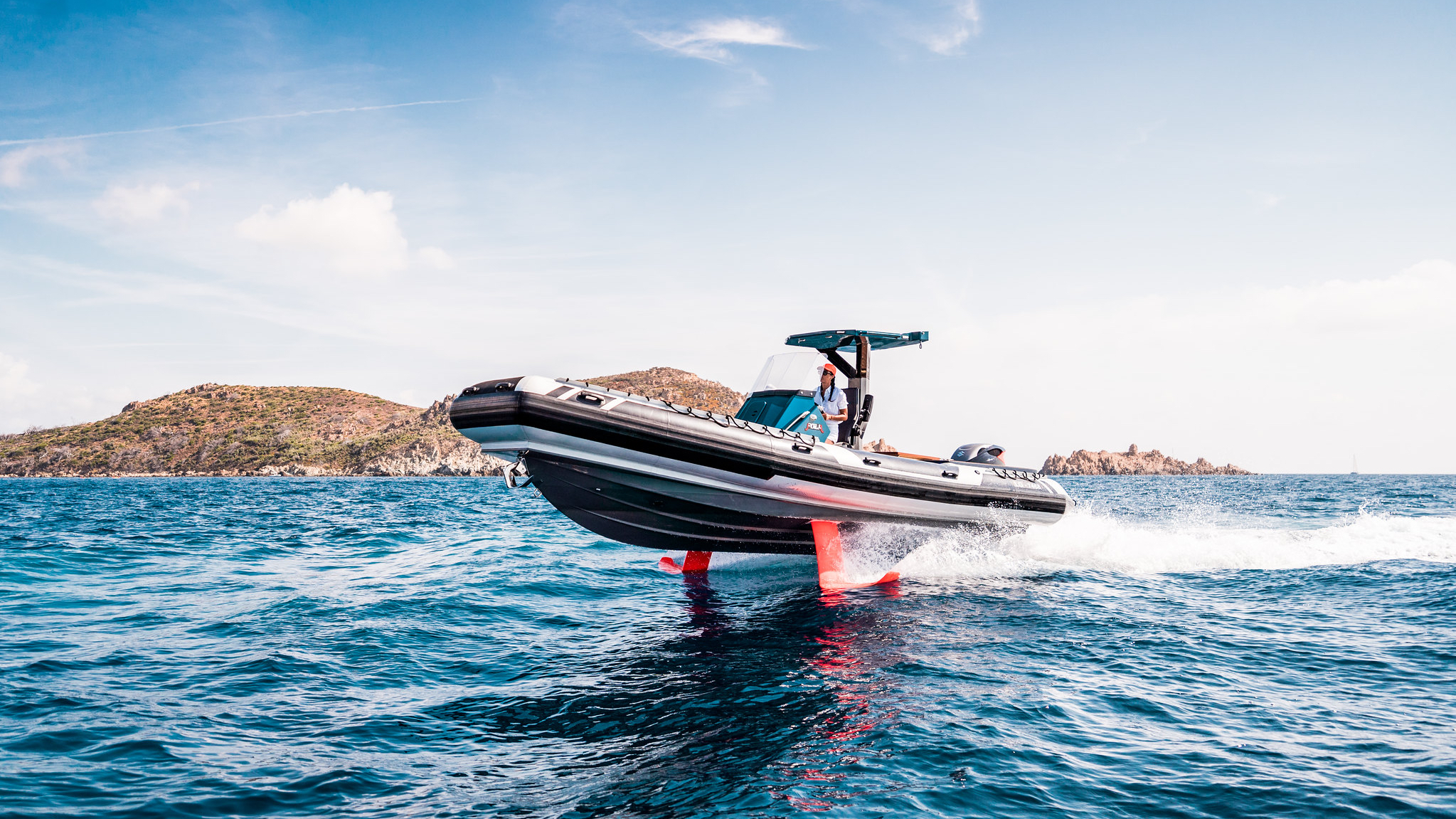 Un bateau d'assistance volant !  - Foil Crossing Challenge Toulon